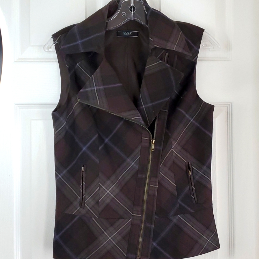 🔥$5 SALE!Suzy Shier asymmetrical zip fully lined vest sz M. Perfect condition
